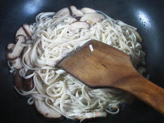 香菇鸭蛋炒面的做法步骤：6