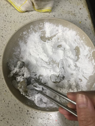 糖醋虾球的做法步骤：4