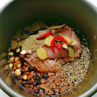 卤牛肉的做法步骤：4
