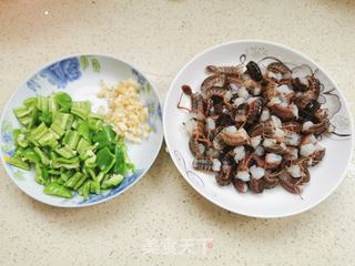 炎炎夏日 来一盘麻辣鲜香的小龙虾 配一支冰冻啤酒 保证能让你驱走夏日的炎热的做法步骤：1