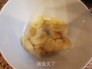 牛肉虾仁蔬菜面的做法步骤:2