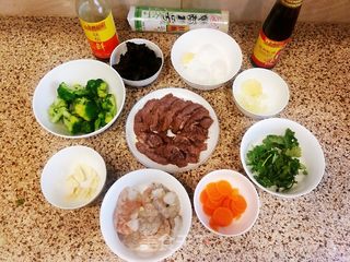 牛肉虾仁蔬菜面的做法步骤:7