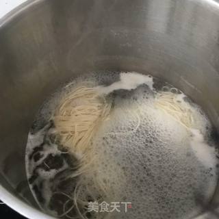 枸杞羊肉酸辣汤面的做法步骤：12