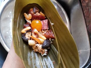 广式蛋黄香菇肉粽的做法步骤:16