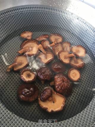 肉丁香菇辣酱的做法步骤:2