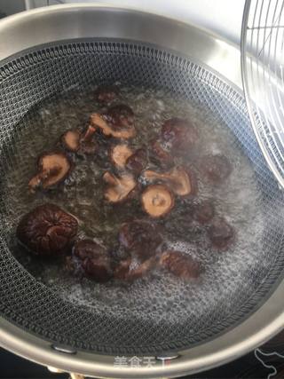 肉丁香菇辣酱的做法步骤:3