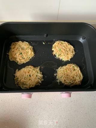 土豆丝饼的做法步骤:7