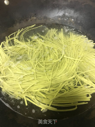 西红柿鸡蛋面的做法步骤：2