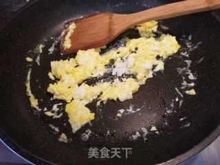 三文鱼鸡蛋炒饭的做法步骤：2