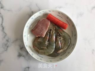 胡萝卜鲜虾火腿的做法步骤：1
