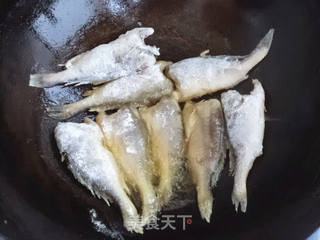 贴饼子炖小黄鱼的做法步骤:7