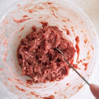 蒜香猪肉肠的做法步骤:3