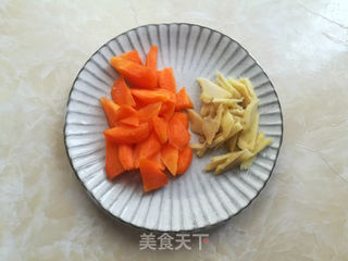 胡萝卜虾肠的做法步骤:2