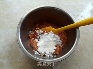 胡萝卜虾肠的做法步骤:4