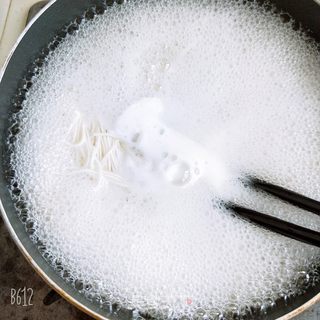 麻辣鸡丝拌面的做法步骤:4
