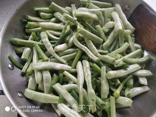 豆角蒜苔蒸面的做法步骤:3