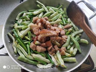 豆角蒜苔蒸面的做法步骤:5