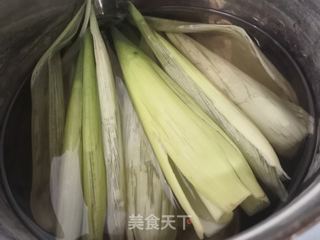 福袋乌米粽的做法步骤：2