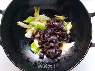 大葱烧乌参的做法步骤:5