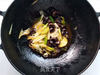 大葱烧乌参的做法步骤:7