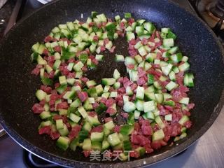 黄瓜腊肠蛋炒饭的做法步骤:6