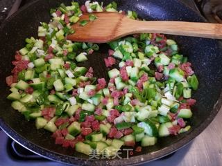 黄瓜腊肠蛋炒饭的做法步骤:7
