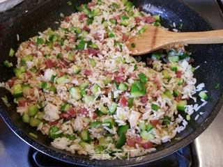 黄瓜腊肠蛋炒饭的做法步骤:9