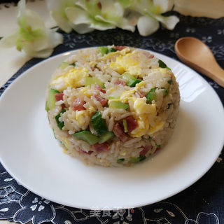 黄瓜腊肠蛋炒饭的做法步骤:11