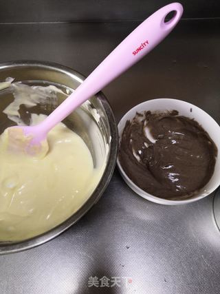 双色戚风的做法步骤:10