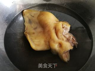 下酒菜~卤猪耳的做法步骤：2