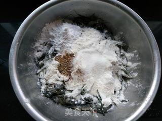 椒盐河虾的做法步骤：2