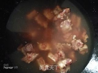 下酒菜排骨鲜虾焖炒土豆的做法步骤:3