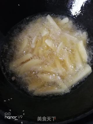 下酒菜排骨鲜虾焖炒土豆的做法步骤:4