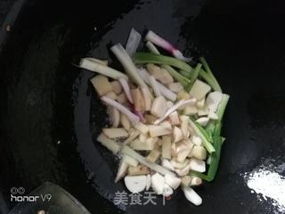 下酒菜排骨鲜虾焖炒土豆的做法步骤:5