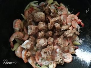 下酒菜排骨鲜虾焖炒土豆的做法步骤:7