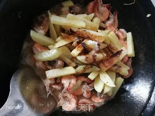 下酒菜排骨鲜虾焖炒土豆的做法步骤:8