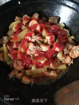 下酒菜排骨鲜虾焖炒土豆的做法步骤:10