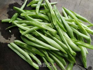 下酒菜~豆角丝炒猪耳的做法步骤:2