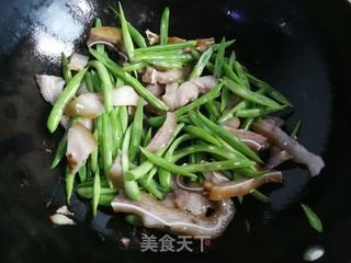 下酒菜~豆角丝炒猪耳的做法步骤:4