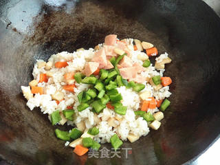 菠萝炒饭的做法步骤:11