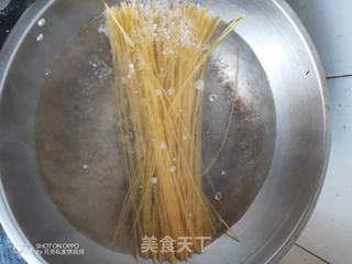 把隔壁的小孩都馋哭了的简单Q弹的黄瓜猪肉炒意大利面的做法步骤:5