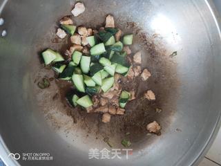 把隔壁的小孩都馋哭了的简单Q弹的黄瓜猪肉炒意大利面的做法步骤:10