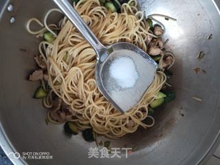 把隔壁的小孩都馋哭了的简单Q弹的黄瓜猪肉炒意大利面的做法步骤:11