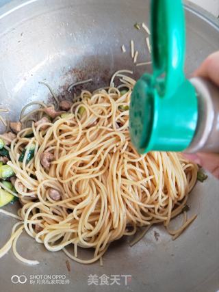 把隔壁的小孩都馋哭了的简单Q弹的黄瓜猪肉炒意大利面的做法步骤:12