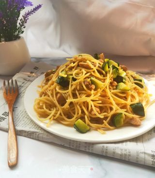 把隔壁的小孩都馋哭了的简单Q弹的黄瓜猪肉炒意大利面的做法步骤:13