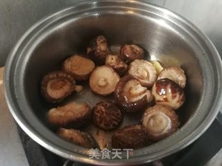 蚝油炆鲍鱼花胶的做法步骤：2