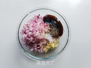 洋葱黑胡椒猪肉饼的做法步骤:3
