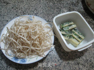 菠菜鸡蛋糕汤面的做法步骤：1