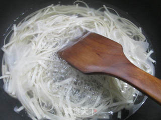 菠菜鸡蛋糕汤面的做法步骤：2