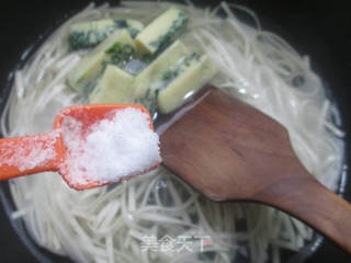 菠菜鸡蛋糕汤面的做法步骤：3